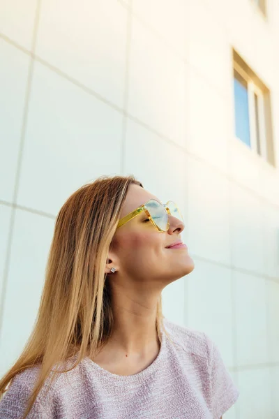 Chica bonita disfrutando de los días de verano, al aire libre — Foto de Stock