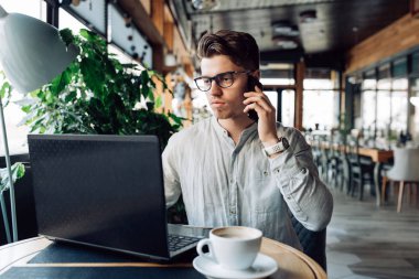 Ciddi işadamı c otururken telefon görüşmesi yapıyor