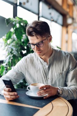 Akıllı telefon kullanan kendine güvenen işadamı, c'de mola verme