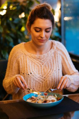 Güzel kadın salata yiyor, kafede dinleniyor