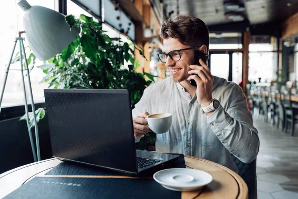 Szczęśliwy biznesmen o rozmowie telefonicznej podczas picia Coffe — Zdjęcie stockowe