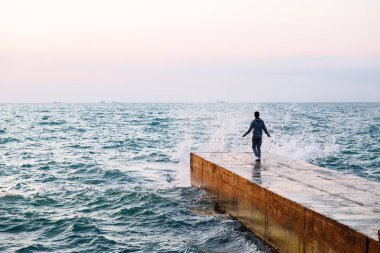 İskelede ip atlayarak atlayan sporcunun geri görünümü
