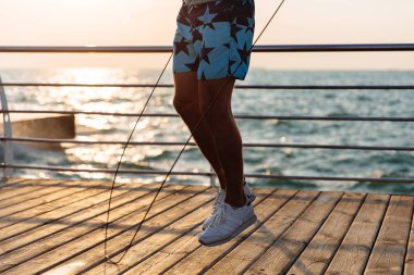 Deniz kenarında ip atlama ile atlama sporcu yakın çekim fotoğrafı