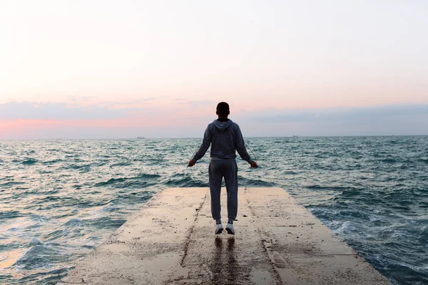 Vista trasera del deportista saltando con la cuerda, en el muelle — Foto de Stock