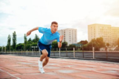 Spor adam yolda çalışan