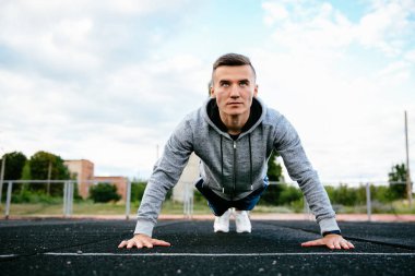 Şınav yapan sporcu