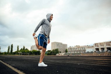 Egzersiz yapan bir sporcunun yan profil portresi