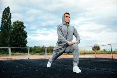 Genç sporcu stadyumda hamle yapıyor