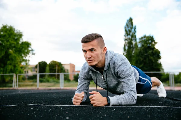 Sportif adam stadyumda tahta yapıyor