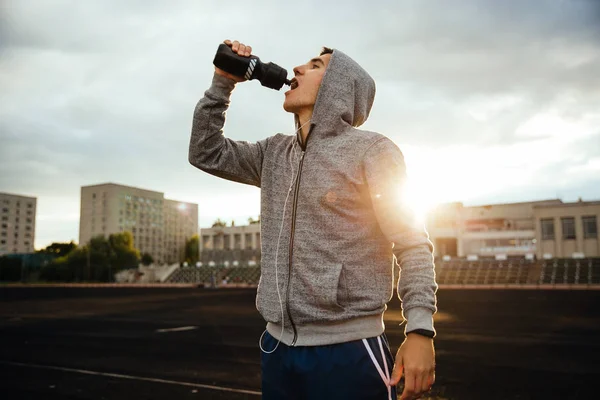 Sportovec po práci pije vodu — Stock fotografie