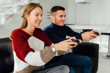 Evde video oyunu oynayan genç çift
