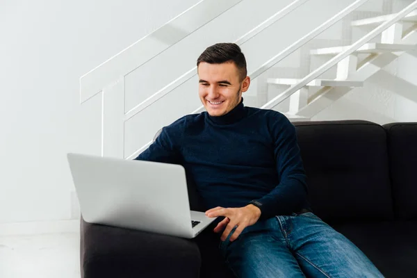 Hombre alegre mirando la pantalla del ordenador portátil, en casa — Foto de Stock