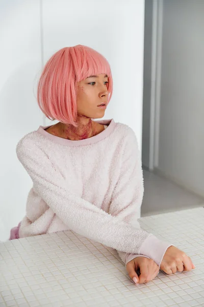 Modelo elegante com cabelo rosa, posando, em casa — Fotografia de Stock