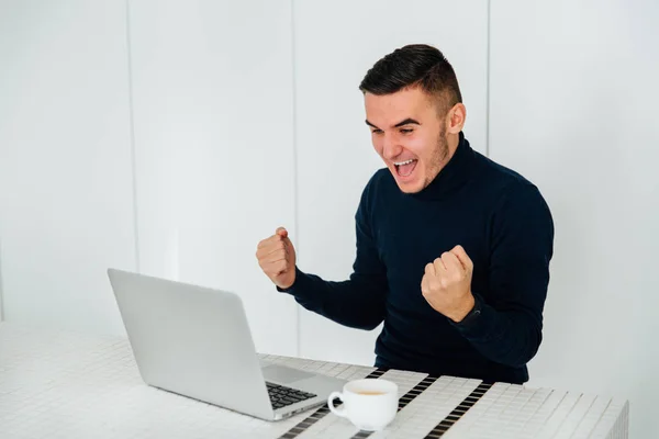 Szczęśliwy człowiek pokazując pięści po zwycięskiej online — Zdjęcie stockowe