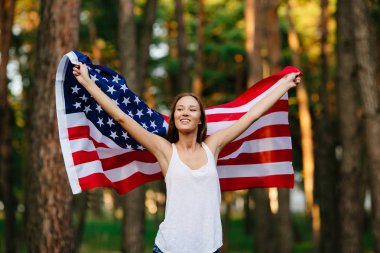 Kız sallayarak Amerikan bayrağı.