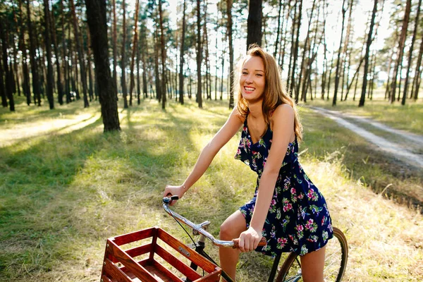 Chica Feliz Una Bicicleta Bosque — Foto de Stock