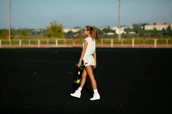 Caminando Mujer Vista Desde Lado Preparándose Para Skateboarding — Foto de Stock