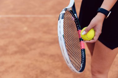 Tenis kortu üzerinde maç sırasında hizmet etmeye hazırlar kadın yukarıdan görünümü.