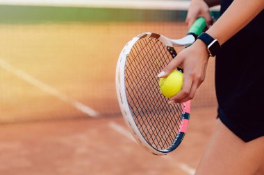 tenis oyuncusu hizmet vermeye hazırlanıyor.