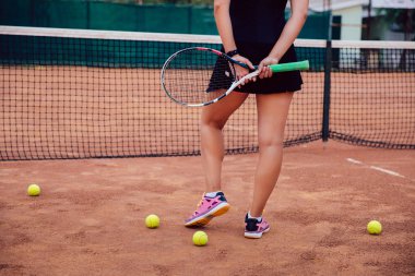 Sahada kadın tenisçi arkasından görünüm.