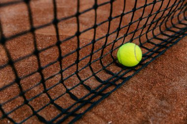 Sahada fileye yakın tenis topu.