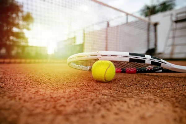 Tennisracket. Närbild på utrustning för tennis. Racket och boll är på spelplanen. Sport Concept. Royaltyfria Stockfoton