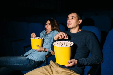 Sinema gün. Genç bir çift bir gerilim film sinemada izlerken. Tarihi.