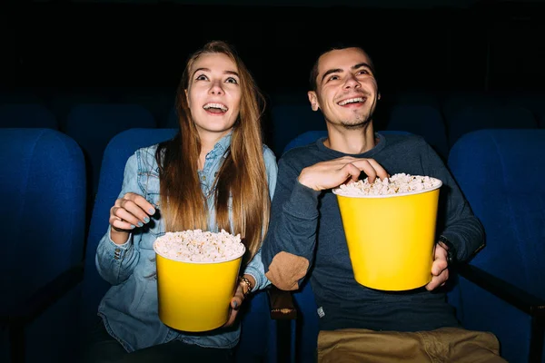 Mejor Entretenimiento Citas Cine Pareja Joven Disfrutando Una Película Cine —  Fotos de Stock