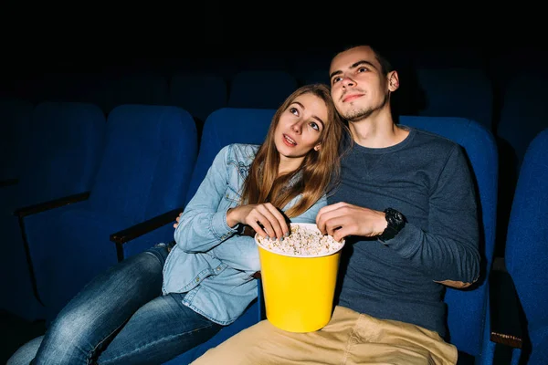 Cita Cine Feliz Pareja Joven Con Palomitas Maíz Viendo Películas —  Fotos de Stock