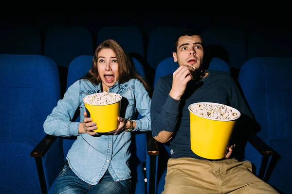 Dzień Kinie Młoda Para Popcornu Ogląda Horrory Film Kinie Daty Obrazek Stockowy