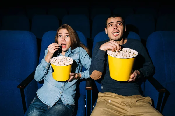 Kino Para Oglądająca Horror Film Zjada Popcorn Kinie Świat Kina Zdjęcia Stockowe bez tantiem