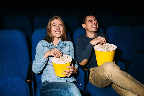 Dzień Kinie Szczęśliwy Młoda Para Popcornu Poszukuje Interesującego Filmu Kinie Zdjęcia Stockowe bez tantiem
