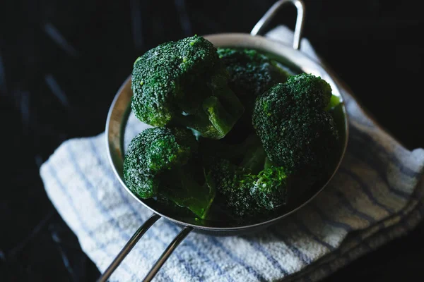Potongan Brokoli Dalam Colander Pada Latar Belakang Hitam — Stok Foto