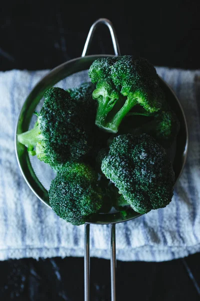 Colander Frozen Broccoli Florets Cloth — Stock Photo, Image
