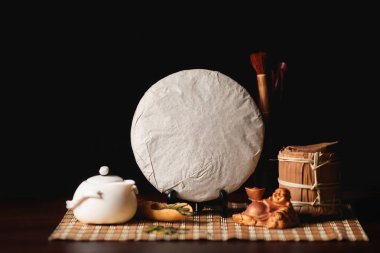 Geleneksel Çince puer çay beyaz teaput ve Buda ile paketlenmiş gözleme.