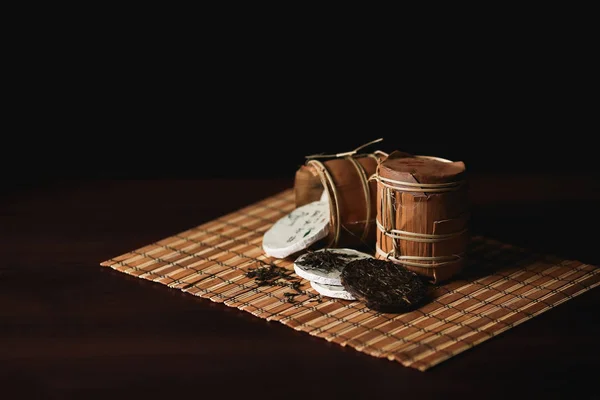 Состав Упакованного Китайского Чая Бамбуковом Коврике Чёрный Фон — стоковое фото