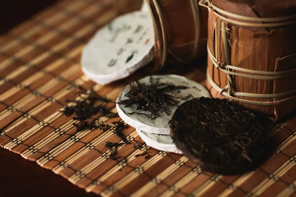 Gros Plan Thé Puer Avec Crapaud Doré Sur Tapis Bambou — Photo