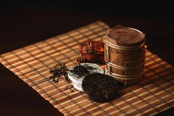 Chińskie Puer Herbaty Posągiem Buddy Ciemnym Tle Tradycyjna Chińska Herbata — Zdjęcie stockowe