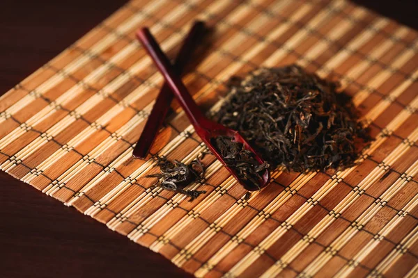 Thé Chinois Traditionnel Sur Une Cuillère Pelle Bambou — Photo