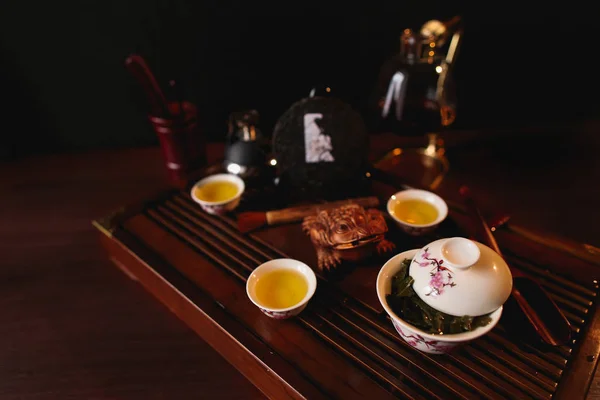 Китайский Чай Китайский Чайный Набор Фарфоровый Gaiwan Три Чашки Чаем — стоковое фото