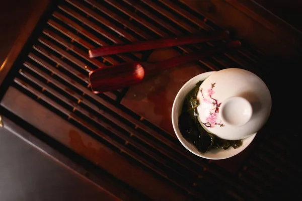 Китайская Чайная Церемония Фарфоровый Белый Гайван Чайном Столе Вид Сверху — стоковое фото
