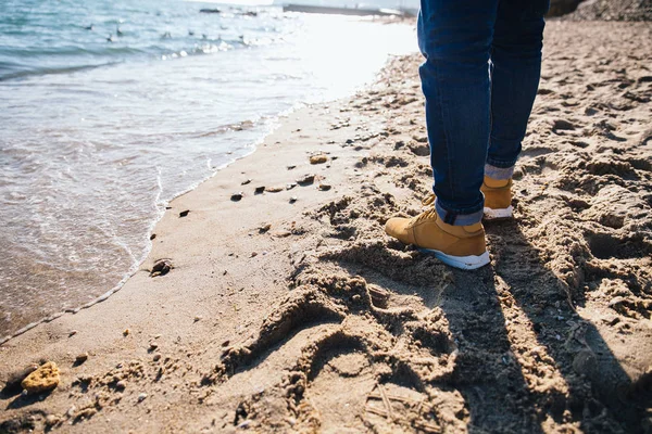 Člověk, který kráčí po pláži u moře — Stock fotografie