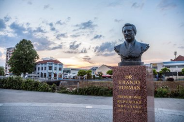 Ösek, Hırvatistan - 12 Mayıs 2018: Heykel, Franjo Tudman savaşta şehir Vukovar yırtılmış. Hırvatistan, 90 's sırasında ilk başkanı ve Yugoslav çatışma, anahtar bir oyuncu Franjo Tudjman yapıldı