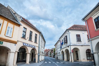 Vukovar, Hırvatistan - 13 Mayıs 2018: Franjo Tudjman street, Vukovar Slavonia şehir, Kuzey Hırvatistan, bulutlu bir günde ikonik eski binalar ile ana cadde