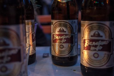 Belgrad, Sırbistan - 10 Haziran 2018: bazı Valjevsko Pivo bira şişesi kapatın. Valjevsko pivo Valjevska Pivara bira Valjevo, Sırbistan için tarafından üretilen bir hafif biradır