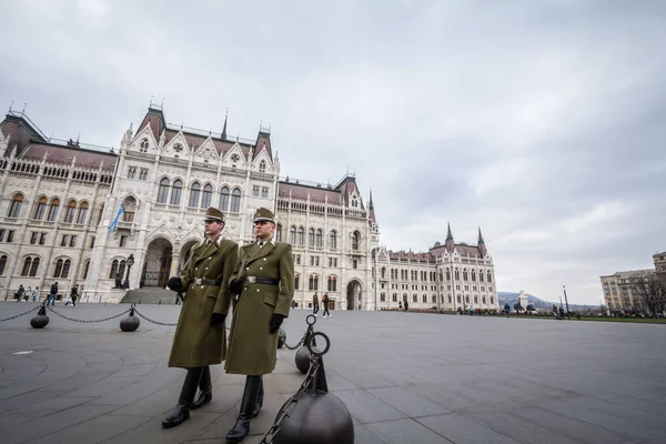 Budapest Hungria Abril 2018 Guarda Nacional Húngara Frente Parlamento Húngaro — Fotografia de Stock