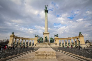 Budapest, Macaristan - 7 Nisan 2017: Budapeşte, Macaristan, günbatımı, ana heykeli ve sütun tırmanma turist, Heroes square (Hosok Tere)