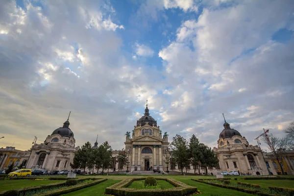 Budapeşte, Macaristan - 7 Nisan 2018: Szechenyi hamam (Szechenyi Furdo), Budapeşte, Macaristan ana giriş. Avrupa'nın en büyük tıbbi banyo Szchenyi şifalı banyo olduğunu