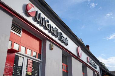 Belgrade, Sırbistan - 17 Haziran 2018: Logo Unicredit Srbija bankanın Zemun banliyösünde için ana onların Ajansı. Avrupa'nın büyük bir İtalyan Bankası spred Unicredit olduğunu