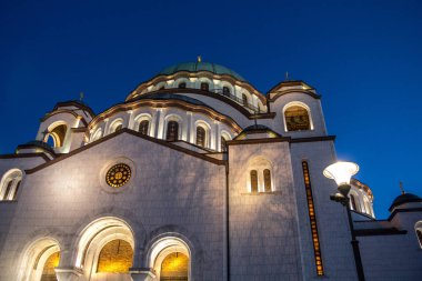 Saint Sava Katedrali tapınakta (Hram Svetog Save) görülen erken akşam fron dışarıda. Bu Ortodoks Kilisesi sermaye şehir Belgrad'ın ana anıtlar biridir